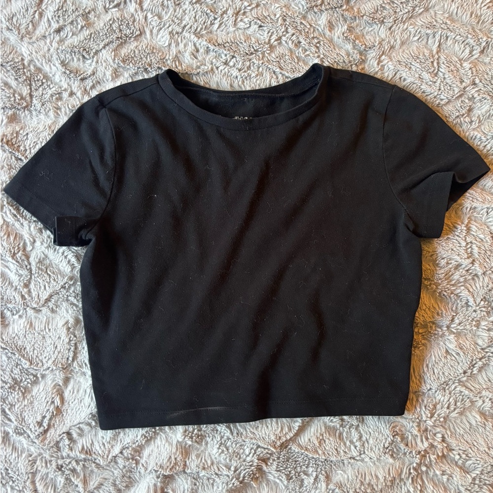 Black cropped shirt.